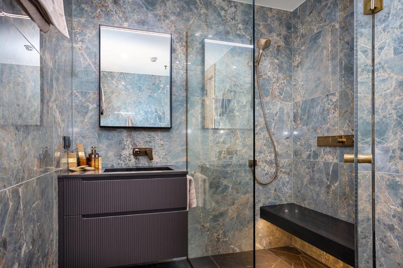 Lejlighed Elegant Seaview Penthouse 3br Ensuite Luxury Retreat With Sauna And Free Parking