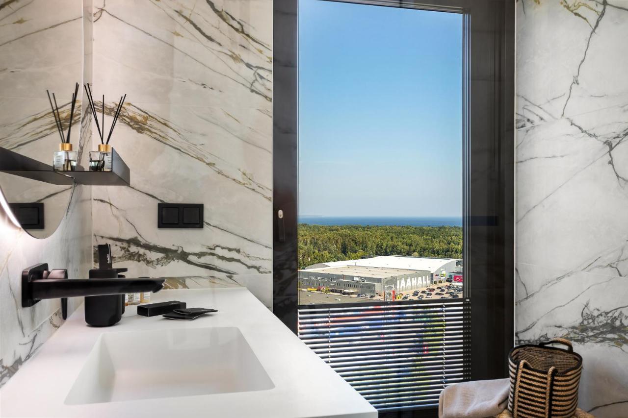 Elegant Seaview Penthouse 3br Ensuite Luxury Retreat With Sauna And Free Parking Lejlighed