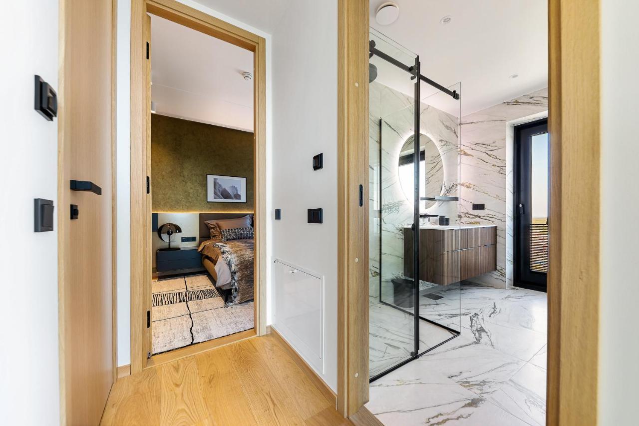 Elegant Seaview Penthouse 3br Ensuite Luxury Retreat With Sauna And Free Parking Lejlighed *