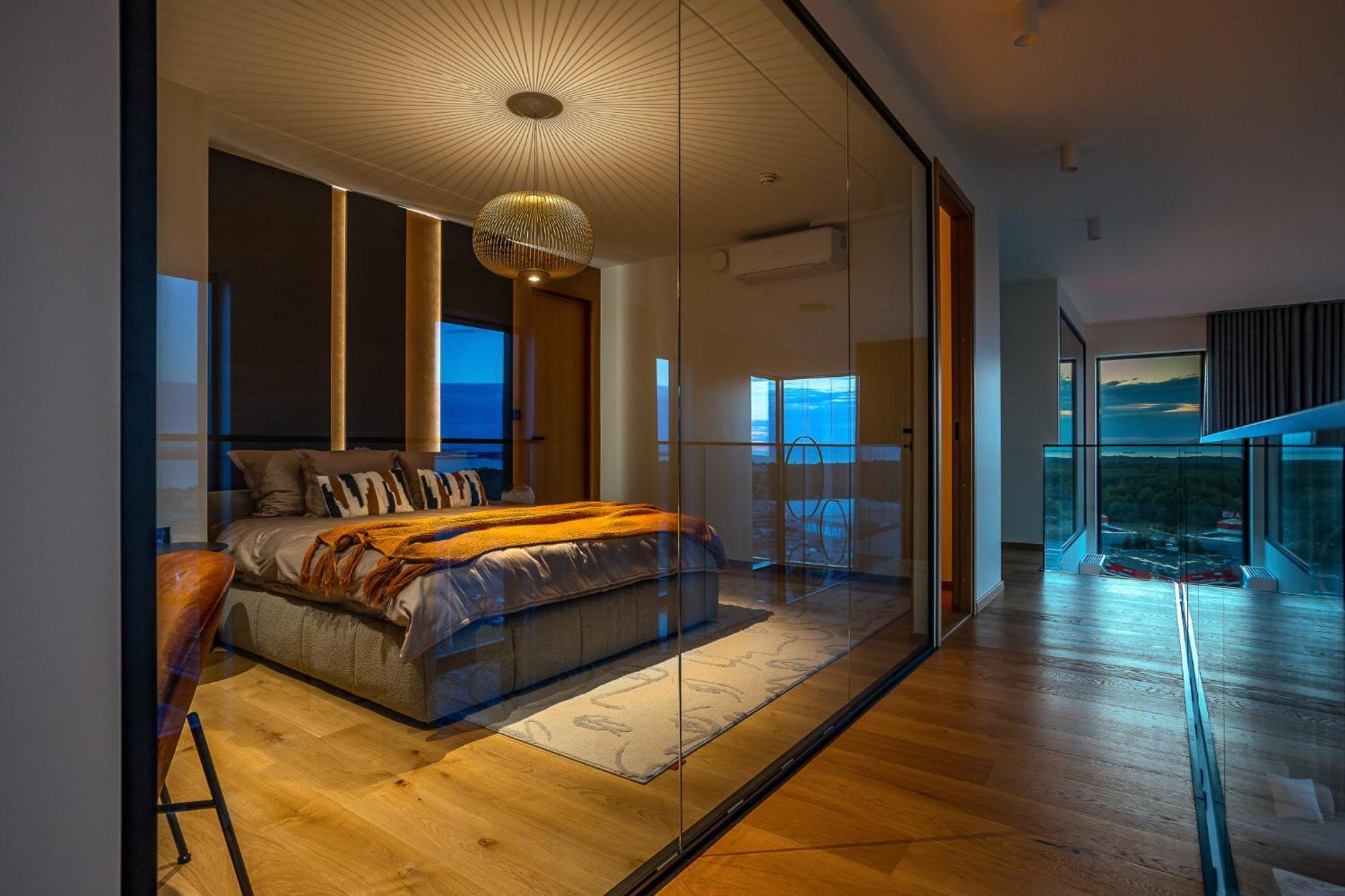 Elegant Seaview Penthouse 3br Ensuite Luxury Retreat With Sauna And Free Parking